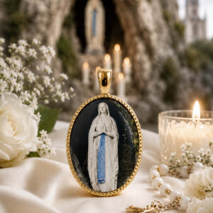 Medalla Oval Virgen de Lourdes en Plata de Ley chapada en oro 24 x 18 mms.