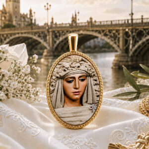 Medalla Oval Virgen de la Esperanza de Triana en Plata de Ley chapada de oro 24 x 18 mms.