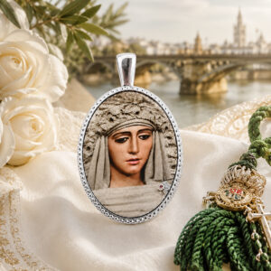 Medalla Oval Virgen de la Esperanza de Triana en Plata de Ley 24 x 18 mms.