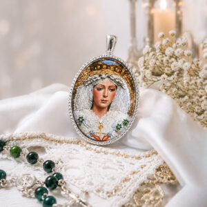 Medalla Oval Virgen de la Esperanza Macarena en Plata de Ley 24 x 18 mms.