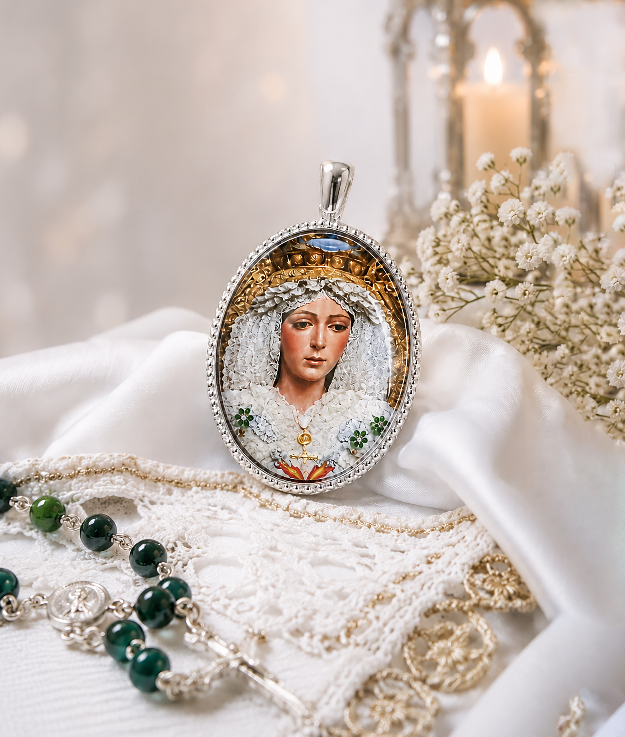 Medalla Oval Virgen de la Esperanza Macarena en Plata de Ley 24 x 18 mms.