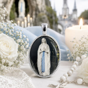 Medalla Oval Virgen de Lourdes en Plata de Ley 24 x 18 mms.