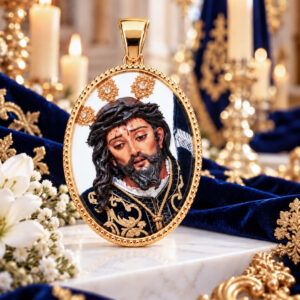 Medalla Oval Cristo de las tres caidas de Sevilla en Plata de Ley Chapada En Oro 24 x 18 mms.