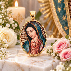 Medalla Oval Virgen de Guadalupe en Plata de Ley chapada de oro 24 x 18 mms.